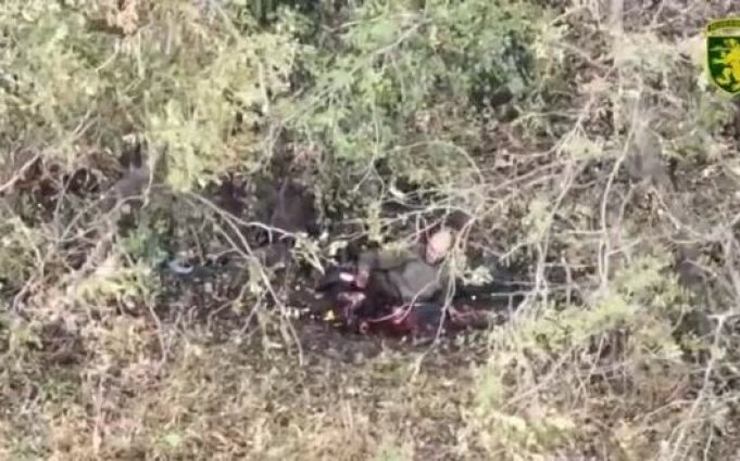 Бійці 68 ОЄБр скинули боєприпаси на окупанта, через що йому відірвало обидві ноги. ВIДЕО Бійці-68-ОЄБр-скинули-боєприпаси-на-окупанта,-через-що-йому-відірвало-обидві-ноги.-ВiДЕО