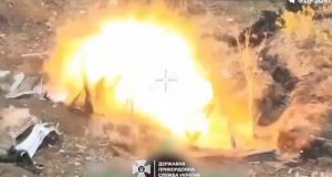 Дрон-камікадзе залітає у ворожий бліндаж і за мить нищить укріплення окупантів. ВIДЕО Дрон-камікадзе-залітає-у-ворожий-бліндаж-і-за-мить-нищить-укріплення-окупантів.-ВiДЕО