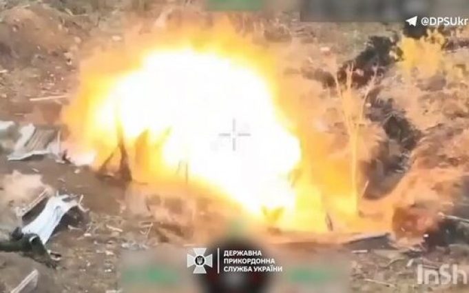 Дрон-камікадзе залітає у ворожий бліндаж і за мить нищить укріплення окупантів. ВIДЕО Дрон-камікадзе-залітає-у-ворожий-бліндаж-і-за-мить-нищить-укріплення-окупантів.-ВiДЕО