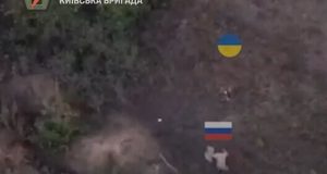 Бійці 5 ОШБр беруть у полон російського загарбника під Бахмутом. ВIДЕО Бійці-5-ОШБр-беруть-у-полон-російського-загарбника-під-Бахмутом.-ВiДЕО
