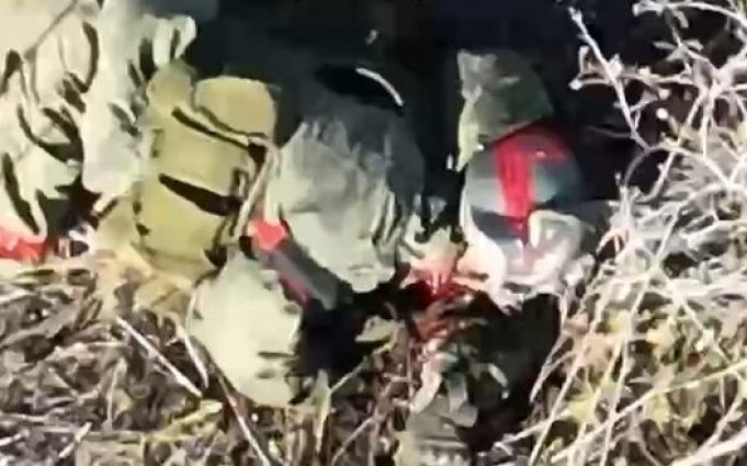 Боєприпас, скинутий із дрона, розбив окупанту пику. ВIДЕО 18+ Боєприпас,-скинутий-із-дрона,-розбив-окупанту-пику.-ВiДЕО-18+