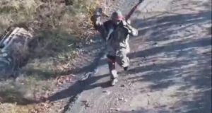 Росіянин здійняв руки угору і йде у полон за українським дроном. ВIДЕО Росіянин-здійняв-руки-угору-і-йде-у-полон-за-українським-дроном.-ВiДЕО