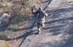 Росіянин здійняв руки угору і йде у полон за українським дроном. ВIДЕО Росіянин-здійняв-руки-угору-і-йде-у-полон-за-українським-дроном.-ВiДЕО