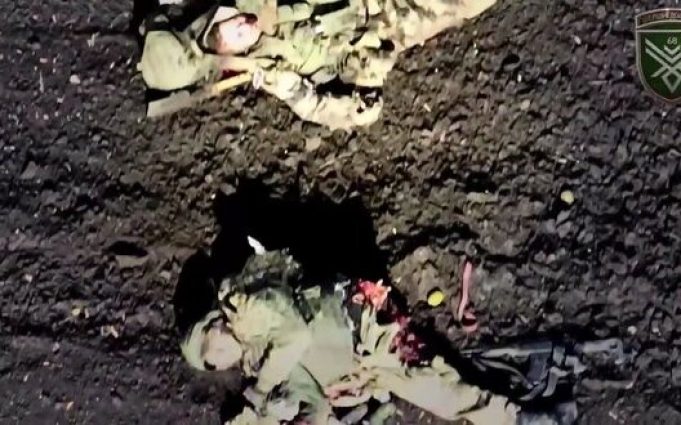 Оператори БПЛА атакують ворожу штурмову групу, яка висадилася із двох БТРів. ВIДЕО 18+ Оператори-БПЛА-атакують-ворожу-штурмову-групу,-яка-висадилася-із-двох-БТРів.-ВiДЕО-18+