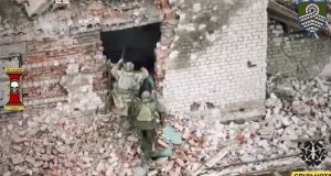 Безпілотник “вибухово” залетів у будівлю, де намагалися сховатися російські солдати. ВIДЕО Безпілотник-“вибухово”-залетів-у-будівлю,-де-намагалися-сховатися-російські-солдати.-ВiДЕО