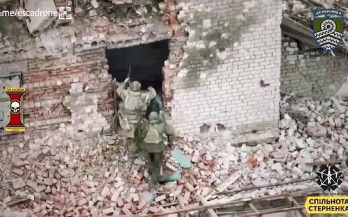 Безпілотник “вибухово” залетів у будівлю, де намагалися сховатися російські солдати. ВIДЕО Безпілотник-“вибухово”-залетів-у-будівлю,-де-намагалися-сховатися-російські-солдати.-ВiДЕО