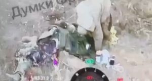 Окупант мародерить свого ліквідованого поплічника: “От сука – чорти й#бані”. ВIДЕО Окупант-мародерить-свого-ліквідованого-поплічника:-“От-сука-–-чорти-й#бані”.-ВiДЕО