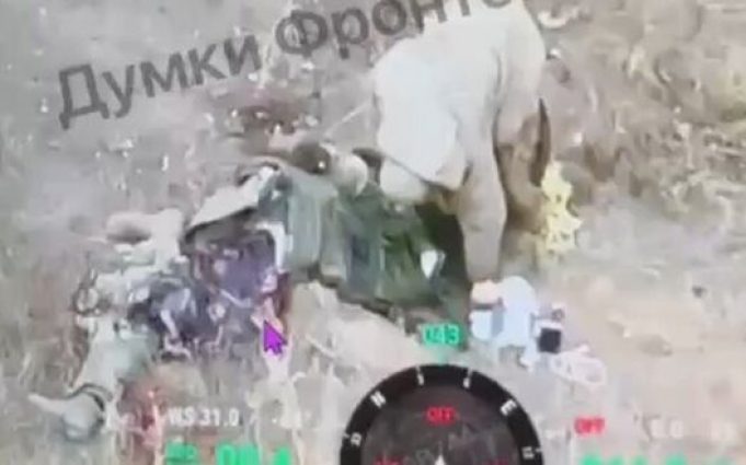 Окупант мародерить свого ліквідованого поплічника: “От сука – чорти й#бані”. ВIДЕО Окупант-мародерить-свого-ліквідованого-поплічника:-“От-сука-–-чорти-й#бані”.-ВiДЕО