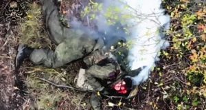 Тіло ліквідованого окупанта рясно димить на полі бою. ВIДЕО 18+ Тіло-ліквідованого-окупанта-рясно-димить-на-полі-бою.-ВiДЕО-18+