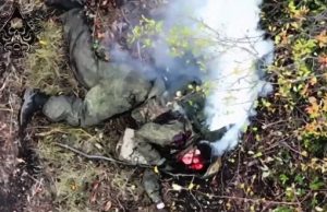 Тіло ліквідованого окупанта рясно димить на полі бою. ВIДЕО 18+ Тіло-ліквідованого-окупанта-рясно-димить-на-полі-бою.-ВiДЕО-18+