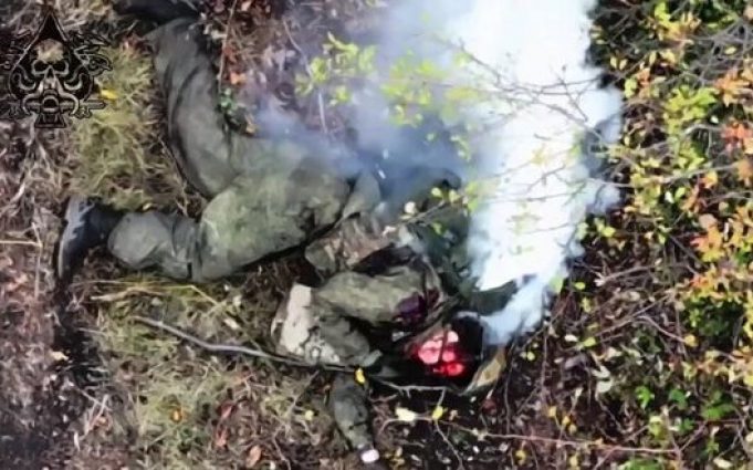 Тіло ліквідованого окупанта рясно димить на полі бою. ВIДЕО 18+ Тіло-ліквідованого-окупанта-рясно-димить-на-полі-бою.-ВiДЕО-18+