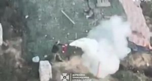 Окупант гасить вогнегасником атаковані українськими дронами російський опорний пункт. ВIДЕО Окупант-гасить-вогнегасником-атаковані-українськими-дронами-російський-опорний-пункт.-ВiДЕО
