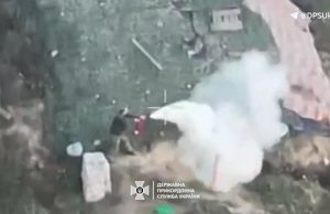 Окупант гасить вогнегасником атаковані українськими дронами російський опорний пункт. ВIДЕО Окупант-гасить-вогнегасником-атаковані-українськими-дронами-російський-опорний-пункт.-ВiДЕО