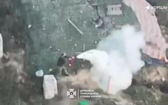Окупант гасить вогнегасником атаковані українськими дронами російський опорний пункт. ВIДЕО Окупант-гасить-вогнегасником-атаковані-українськими-дронами-російський-опорний-пункт.-ВiДЕО
