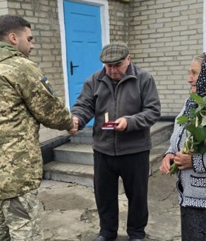 Батькам-загиблого-воїна-з-Волині-вручили-посмертну-нагороду-сина.-ФОТО