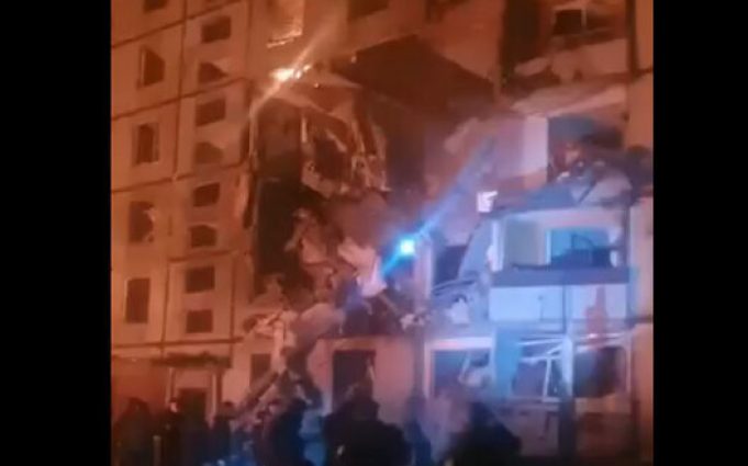 Зеленський опублікував відео з місця удару КАБ по дев’ятиповерхівці у Харкові. ВIДЕО Зеленський-опублікував-відео-з-місця-удару-КАБ-по-дев’ятиповерхівці-у-Харкові.-ВiДЕО