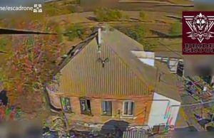 Дрон-камікадзе атакує будівлю з окупантами на Курському напрямку. ВIДЕО Дрон-камікадзе-атакує-будівлю-з-окупантами-на-Курському-напрямку.-ВiДЕО