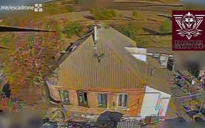 Дрон-камікадзе атакує будівлю з окупантами на Курському напрямку. ВIДЕО Дрон-камікадзе-атакує-будівлю-з-окупантами-на-Курському-напрямку.-ВiДЕО