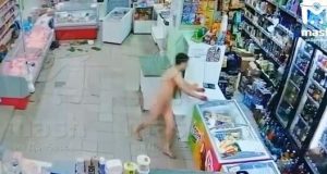 Голий “герой сво” влаштував погром у продуктовому магазині окупованого Єнакієвого. ВIДЕО Голий-“герой-сво”-влаштував-погром-у-продуктовому-магазині-окупованого-Єнакієвого.-ВiДЕО