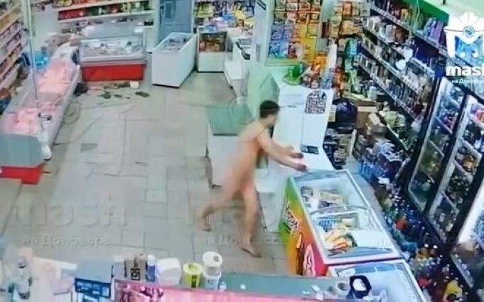 Голий “герой сво” влаштував погром у продуктовому магазині окупованого Єнакієвого. ВIДЕО Голий-“герой-сво”-влаштував-погром-у-продуктовому-магазині-окупованого-Єнакієвого.-ВiДЕО