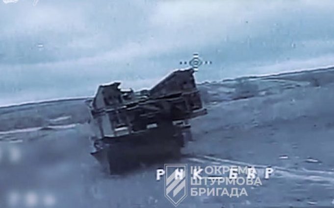 Бійці 3-ї ОШБр дронаи уразили мостоукладач ворога на Харківщині. ВIДЕО Бійці-3-ї-ОШБр-дронаи-уразили-мостоукладач-ворога-на-Харківщині.-ВiДЕО