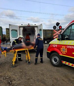 Зіткнулися-потяг-та-авто:-в-якому-стані-госпіталізували-постраждалих-у-ДТП-в-Луцькому-районі