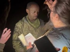 Священник РПЦ благословляє африканського найманця на вбивство українців. ВIДЕО Священник-РПЦ-благословляє-африканського-найманця-на-вбивство-українців.-ВiДЕО