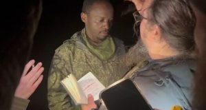 Священник РПЦ благословляє африканського найманця на вбивство українців. ВIДЕО Священник-РПЦ-благословляє-африканського-найманця-на-вбивство-українців.-ВiДЕО