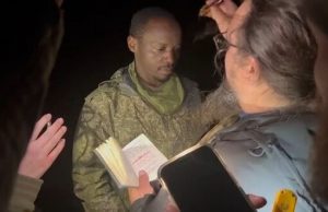 Священник РПЦ благословляє африканського найманця на вбивство українців. ВIДЕО Священник-РПЦ-благословляє-африканського-найманця-на-вбивство-українців.-ВiДЕО