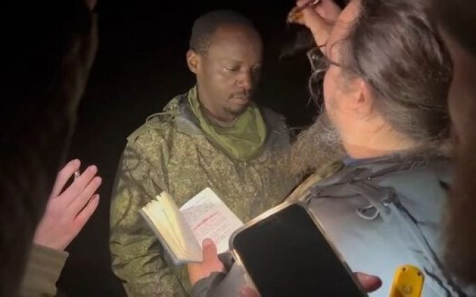 Священник РПЦ благословляє африканського найманця на вбивство українців. ВIДЕО Священник-РПЦ-благословляє-африканського-найманця-на-вбивство-українців.-ВiДЕО
