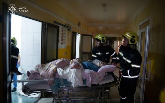 Пожежа виникла вночі в одній з лікарень Києва, врятовано 37 осіб, – ДСНС. ВІДЕО+ФОТОрепортаж Пожежа-виникла-вночі-в-одній-з-лікарень-Києва,-врятовано-37-осіб,-–-ДСНС.-ВІДЕО+ФОТОрепортаж