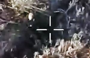 Набожний окупант хреститься у сховку і зникає після атаки українського дрона-камікадзе. ВIДЕО Набожний-окупант-хреститься-у-сховку-і-зникає-після-атаки-українського-дрона-камікадзе.-ВiДЕО