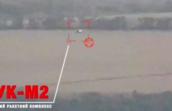Знищення російського ЗРК “БУК-М2” ударом дрона-камікадзе. ВIДЕО Знищення-російського-ЗРК-“БУК-М2”-ударом-дрона-камікадзе.-ВiДЕО