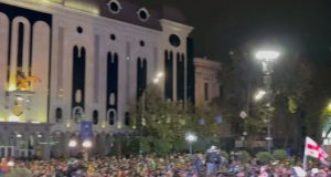 Грузинська опозиція розпочала мітинг біля будівлі парламенту. ВIДЕО Грузинська-опозиція-розпочала-мітинг-біля-будівлі-парламенту.-ВiДЕО