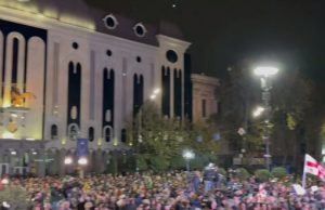 Грузинська опозиція розпочала мітинг біля будівлі парламенту. ВIДЕО Грузинська-опозиція-розпочала-мітинг-біля-будівлі-парламенту.-ВiДЕО