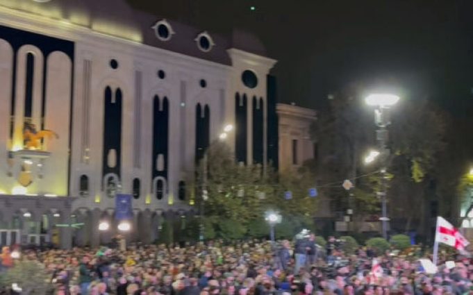 Грузинська опозиція розпочала мітинг біля будівлі парламенту. ВIДЕО Грузинська-опозиція-розпочала-мітинг-біля-будівлі-парламенту.-ВiДЕО