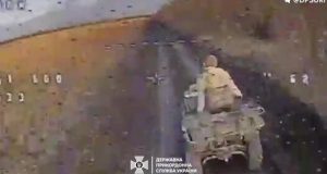 Дрон-камікадзе прикордонників атакує росіян на квадроциклі на Куп’янському напрямку. ВIДЕО Дрон-камікадзе-прикордонників-атакує-росіян-на-квадроциклі-на-Куп’янському-напрямку.-ВiДЕО