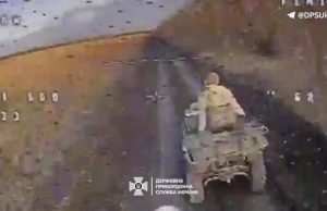 Дрон-камікадзе прикордонників атакує росіян на квадроциклі на Куп’янському напрямку. ВIДЕО Дрон-камікадзе-прикордонників-атакує-росіян-на-квадроциклі-на-Куп’янському-напрямку.-ВiДЕО