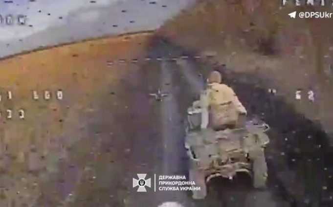 Дрон-камікадзе прикордонників атакує росіян на квадроциклі на Куп’янському напрямку. ВIДЕО Дрон-камікадзе-прикордонників-атакує-росіян-на-квадроциклі-на-Куп’янському-напрямку.-ВiДЕО