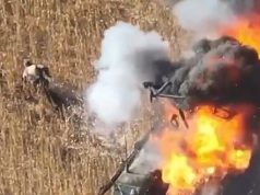 Росіянин рачкує від своєї палаючої бронемашини і гине у бур’янах. ВIДЕО Росіянин-рачкує-від-своєї-палаючої-бронемашини-і-гине-у-бур’янах.-ВiДЕО
