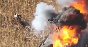 Росіянин рачкує від своєї палаючої бронемашини і гине у бур’янах. ВIДЕО Росіянин-рачкує-від-своєї-палаючої-бронемашини-і-гине-у-бур’янах.-ВiДЕО