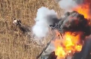 Росіянин рачкує від своєї палаючої бронемашини і гине у бур’янах. ВIДЕО Росіянин-рачкує-від-своєї-палаючої-бронемашини-і-гине-у-бур’янах.-ВiДЕО