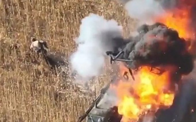 Росіянин рачкує від своєї палаючої бронемашини і гине у бур’янах. ВIДЕО Росіянин-рачкує-від-своєї-палаючої-бронемашини-і-гине-у-бур’янах.-ВiДЕО
