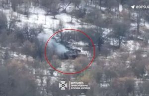 Прикордонники FPV-дроном атакували ворожу БМП поблизу Вовчанська. ВIДЕО Прикордонники-fpv-дроном-атакували-ворожу-БМП-поблизу-Вовчанська.-ВiДЕО