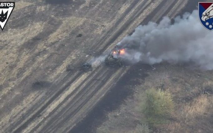 Бійці 25 ОПДБр атакують “буханку” і три БТР росіян на Покровському напрямку. ВIДЕО Бійці-25-ОПДБр-атакують-“буханку”-і-три-БТР-росіян-на-Покровському-напрямку.-ВiДЕО