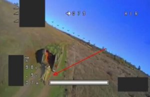 Окупанти-втікачі на ходу викинули з авто пораненого російського солдата. ВIДЕО Окупанти-втікачі-на-ходу-викинули-з-авто-пораненого-російського-солдата.-ВiДЕО