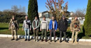 П’ятьох чоловіків, які заплатили переправникам від 8 до 17 тис. дол., затримали на березі Тиси.... П’ятьох-чоловіків,-які-заплатили-переправникам-від-8-до-17-тис-дол,-затримали-на-березі-Тиси.