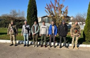 П’ятьох чоловіків, які заплатили переправникам від 8 до 17 тис. дол., затримали на березі Тиси.... П’ятьох-чоловіків,-які-заплатили-переправникам-від-8-до-17-тис-дол,-затримали-на-березі-Тиси.