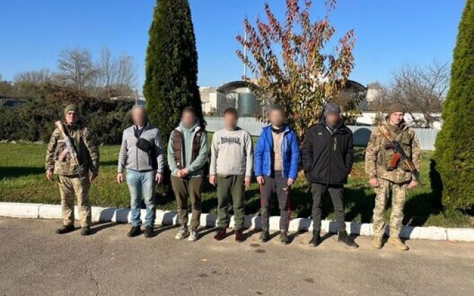 П’ятьох чоловіків, які заплатили переправникам від 8 до 17 тис. дол., затримали на березі Тиси.... П’ятьох-чоловіків,-які-заплатили-переправникам-від-8-до-17-тис-дол,-затримали-на-березі-Тиси.