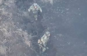 Дрони до смерті заганяли двох окупантів. ВIДЕО Дрони-до-смерті-заганяли-двох-окупантів.-ВiДЕО